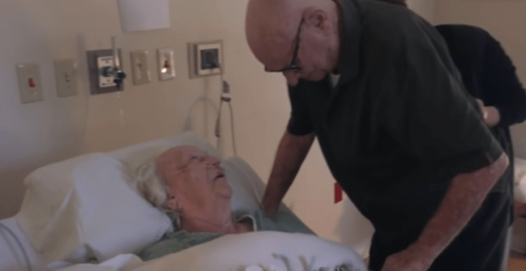 Skutečná Láska v Akci: 92letý muž zpívá svou osudovou píseň pro jeho umírající ženu.
